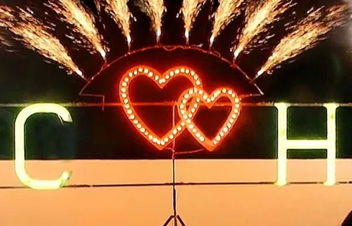 Огненный фейерверк горящие сердца — Абаза Наземный салют в форме горящего сердца – это незабываемое шоу, которое создает самые яркие эмоции у молодоженов и приглашенных зрителей, гостей свадебного торжества. Современные пиротехнические изделия профессионального типа позволяют организовать захватывающие фейерверк шоу во главе с искристыми фонтанами в форме горящего сердца, букв, слов, цифр. Горящие салюты - сердца подчеркнут тематику свадебного торжества и помогут выделить главные моменты свадьбы — Абаза организация и проведение фейерверк шоу от магазина пиротехники  — Абаза