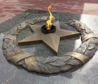 Бронзовый венок со звездой вечного огня в Абазе (518550)